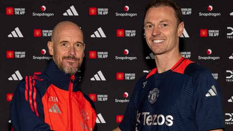 <div class="paragraphs"><p>Man United manager Erik Ten hag with Jonny Evans after he signed his contract.</p></div>